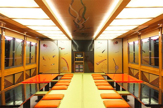 掘りごたつの屋形船の船内