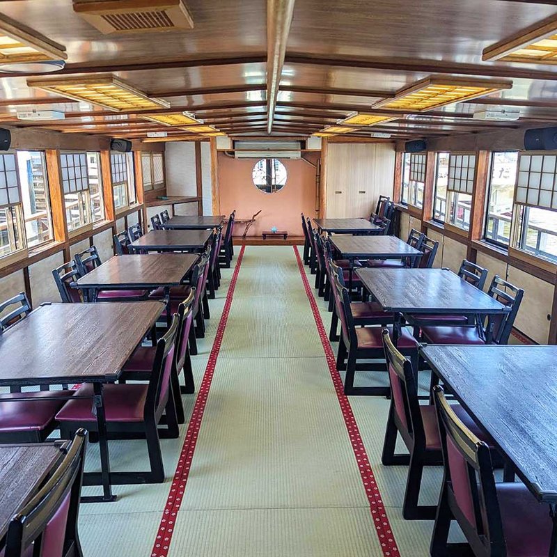 椅子テーブル席の屋形船の船内