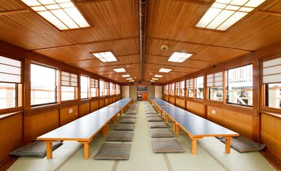 座敷の屋形船の船内